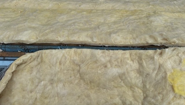 Roof insulation material during a safety-compliant installation